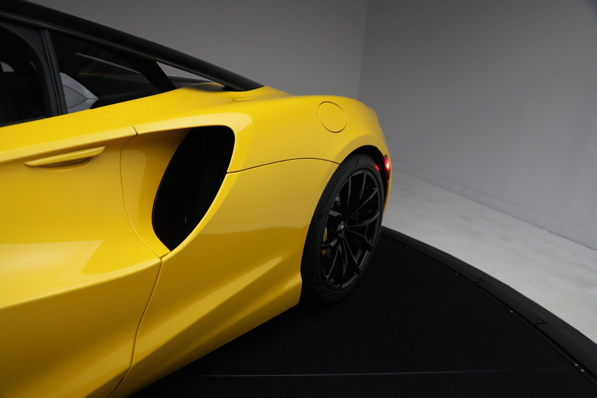 Used 2024 McLaren Artura RWD image 34