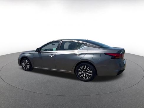 Used 2025 Nissan Altima 2.5 SV FWD image 9