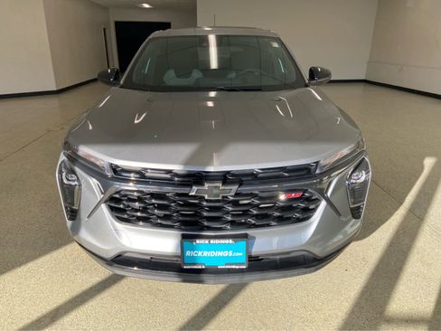 Used 2024 Chevrolet Trax RS w/ Sunroof Package image 2