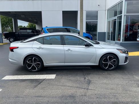 Used 2023 Nissan Altima 2.5 SR FWD image 11