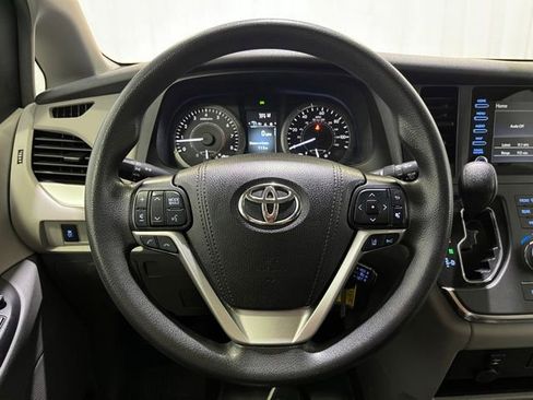 Used 2019 Toyota Sienna L FWD image 12