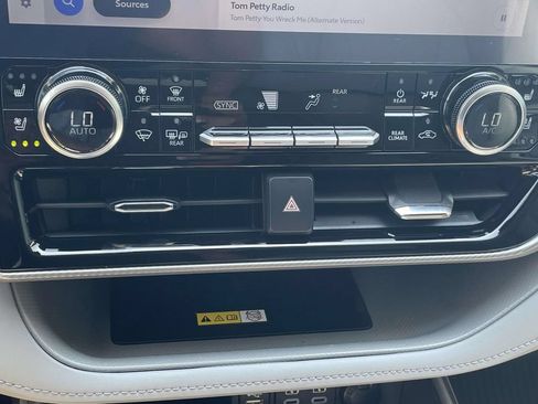 Used 2024 Toyota Highlander Platinum FWD image 29