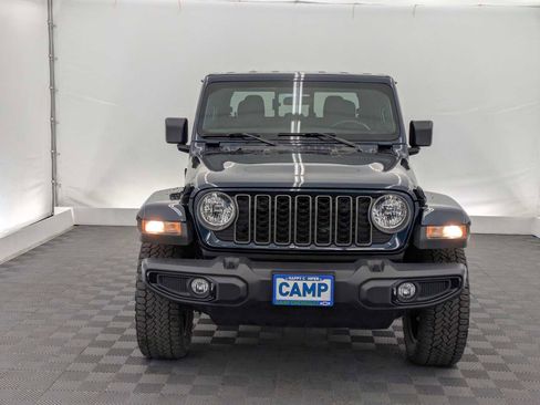 Used 2025 Jeep Gladiator Sport AWD/4WD image 9