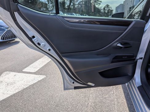 Used 2019 Lexus ES 300h w/ Premium Package image 28