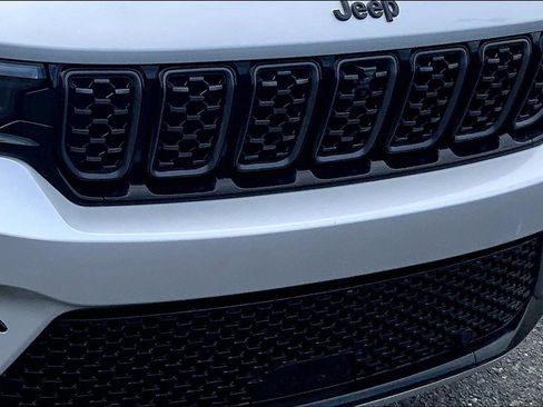 Certified 2025 Jeep Grand Cherokee Summit AWD/4WD image 29