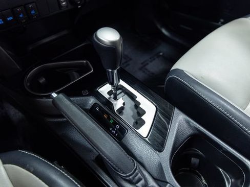 Used 2018 Toyota RAV4 Limited FWD image 19