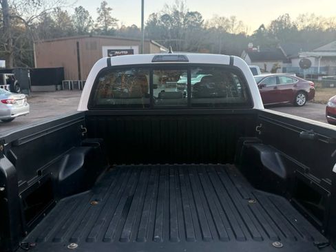 Used 2018 Toyota Tacoma SR image 28