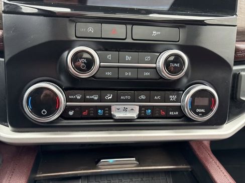 Used 2024 Ford Expedition Limited image 30