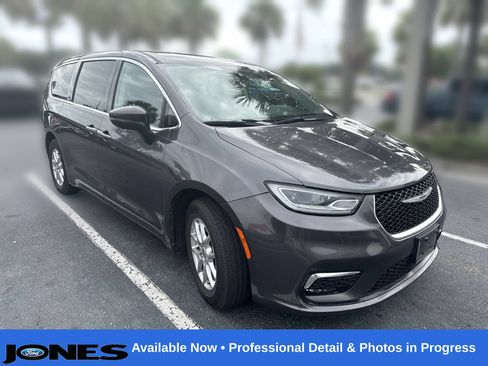 Used 2023 Chrysler Pacifica Touring-L FWD image 1