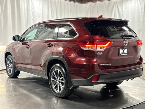 Used 2019 Toyota Highlander XLE w/ Carpet Mat Package (TMS) AWD/4WD image 9