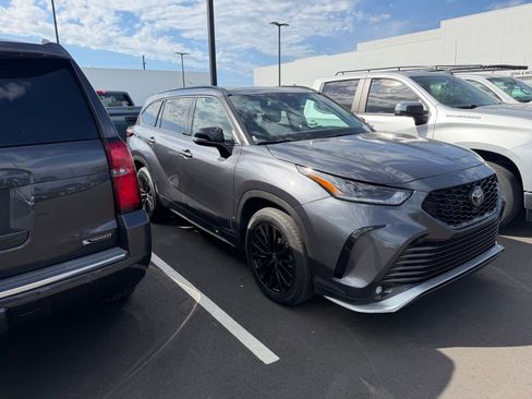 Used 2025 Toyota Highlander XSE image 3