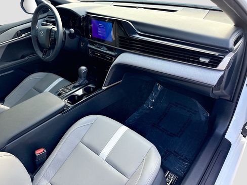 Used 2025 Toyota Camry SE FWD image 13