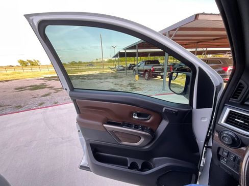 Used 2020 Nissan Titan Platinum Reserve w/ Moonroof Package AWD/4WD image 39
