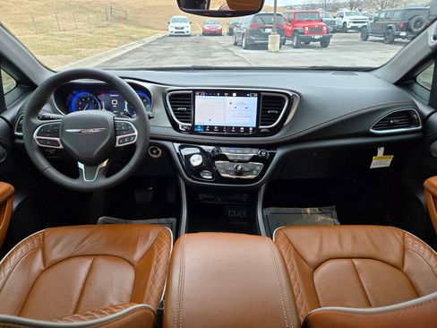 Used 2025 Chrysler Pacifica Pinnacle image 18