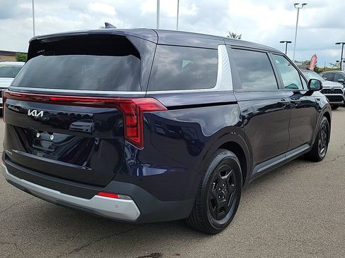 Used 2025 Kia Carnival FWD image 4