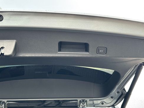 Used 2025 Chevrolet Traverse RS FWD image 12