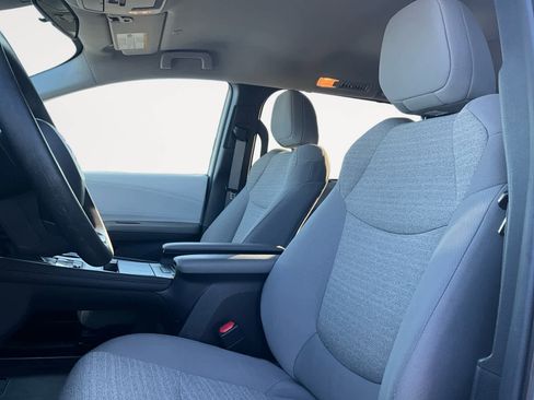 Used 2025 Toyota Sienna LE image 10