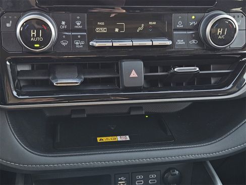 Used 2024 Toyota Highlander XLE image 18