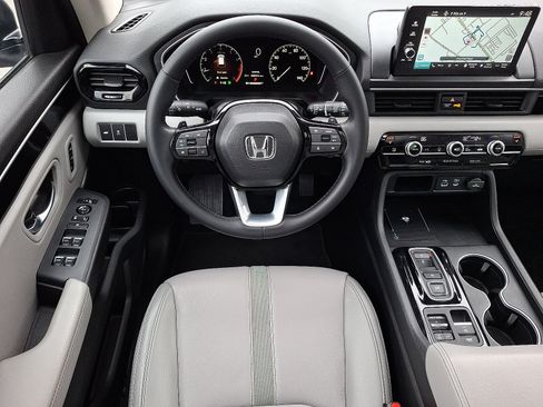 Certified 2025 Honda Pilot Touring image 13