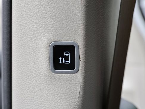 Used 2024 Chrysler Voyager LX image 16