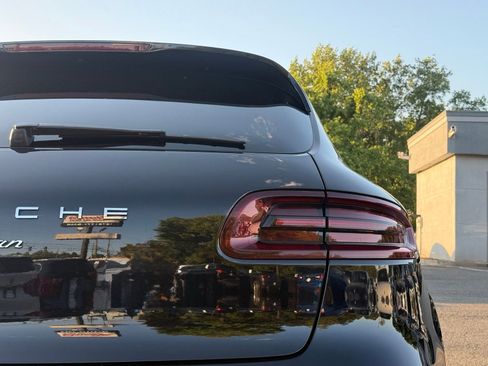 Used 2018 Porsche Macan AWD/4WD image 10