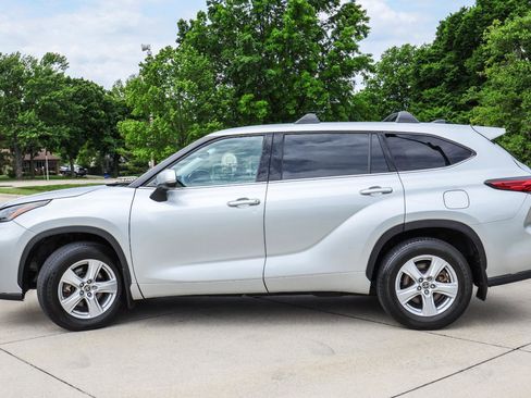 Used 2022 Toyota Highlander LE AWD/4WD image 4