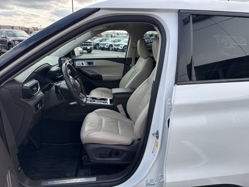 Used 2023 Ford Explorer Platinum w/ Technology Package image 12