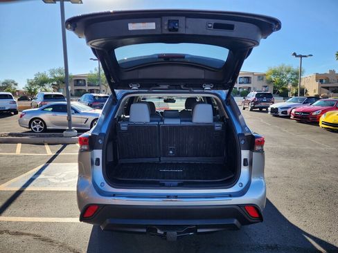 Used 2022 Toyota Highlander XLE image 12