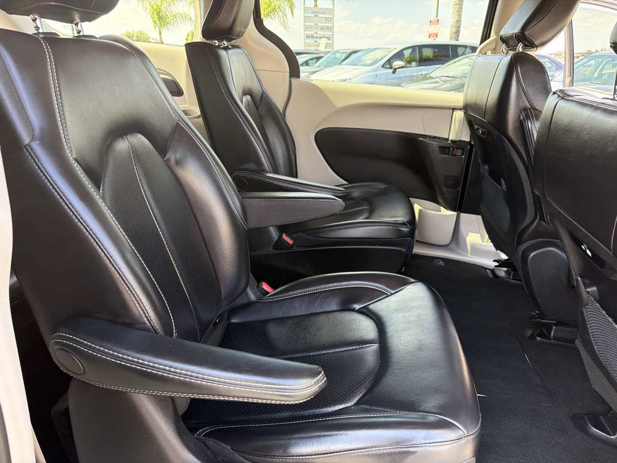 Used 2023 Chrysler Pacifica Touring-L FWD image 18