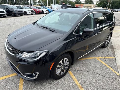 Used 2020 Chrysler Pacifica Touring-L Plus FWD image 10