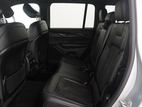 Used 2024 Jeep Grand Cherokee Altitude image 14