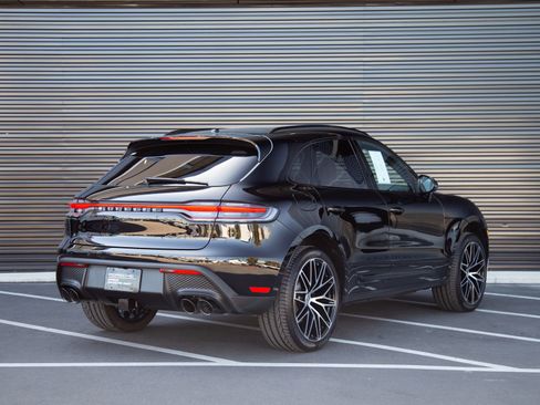 Certified 2025 Porsche Macan AWD/4WD image 9