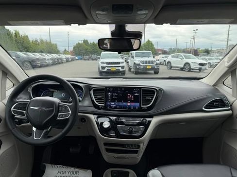 Used 2024 Chrysler Pacifica Limited FWD image 18
