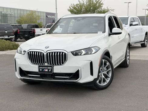 Used 2025 BMW X5 xDrive50e AWD/4WD image 3