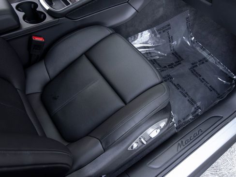 Certified 2025 Porsche Macan AWD/4WD image 52