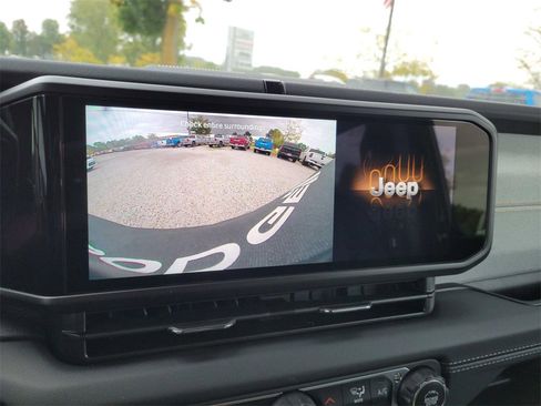 Used 2024 Jeep Wrangler Sahara image 11