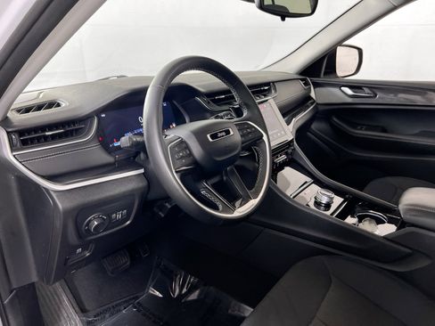 Used 2023 Jeep Grand Cherokee Laredo image 9