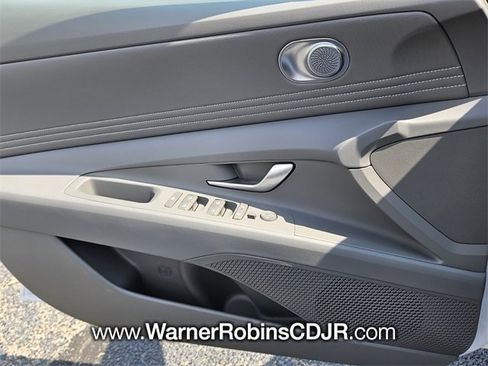 Used 2025 Hyundai Elantra Sport image 25