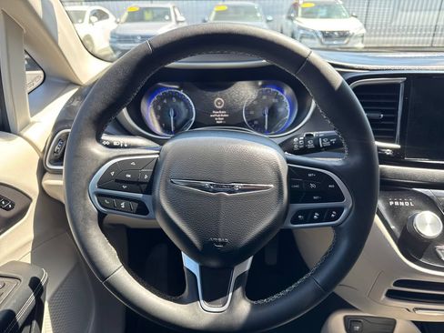 Used 2023 Chrysler Pacifica Touring-L FWD image 14