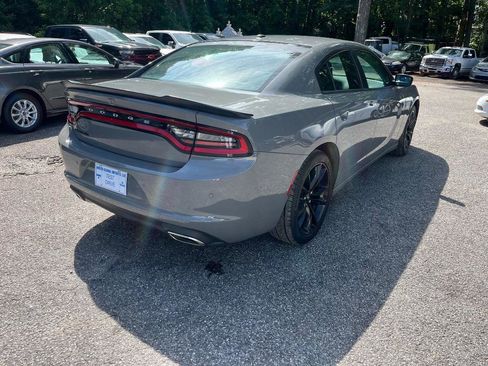 Used 2018 Dodge Charger SXT w/ Blacktop Package RWD image 10