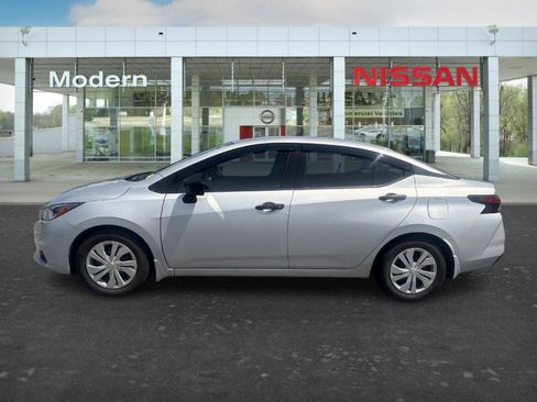 Used 2022 Nissan Versa S FWD image 2