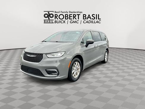 Used 2023 Chrysler Pacifica Touring-L FWD image 4