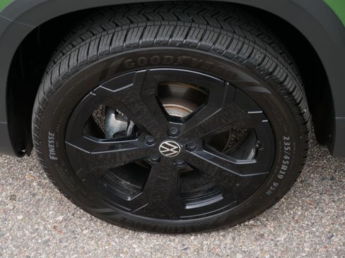 Certified 2025 Volkswagen Taos SE AWD/4WD image 15