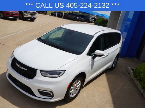 Used 2023 Chrysler Pacifica Touring-L FWD image 14