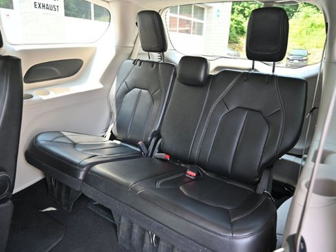 Used 2024 Chrysler Pacifica Touring-L FWD image 17