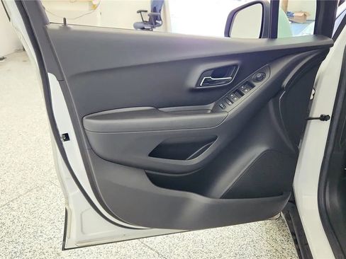 Used 2018 Chevrolet Trax LT w/ LT Convenience Package FWD image 31