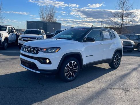 Used 2023 Jeep Compass Limited image 3