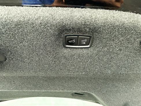 Used 2021 Porsche Taycan image 31