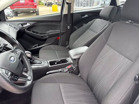 Used 2018 Ford Focus SE w/ SE Appearance Package FWD image 5