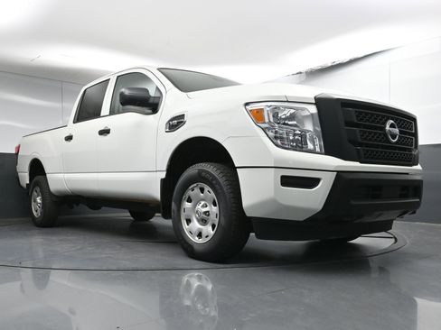 Used 2022 Nissan Titan S image 25